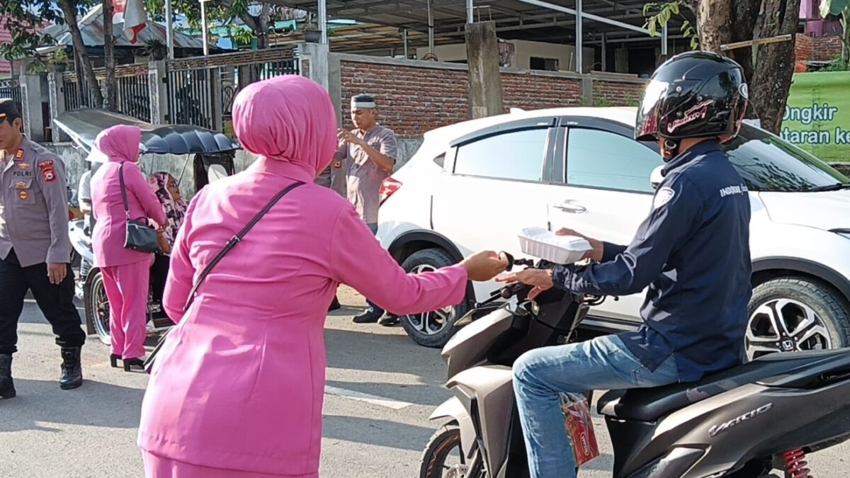 Tingkat Kepedulian Kepada Masyarakat, Polsek Tempe Dan Bhayangkari Ranting Tempe, Bagi Sembako Dan Takjil Di Bulan Ramadhan