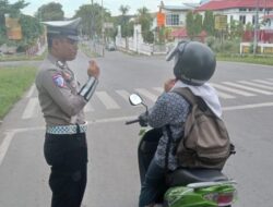 Dengan Senyuman Dan Teguran Humanis, Satlantas Polres Sinjai Jaga Ketertiban Di Jalan