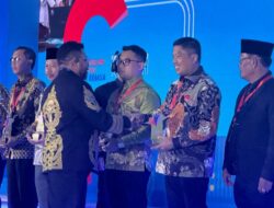 Kadis Pendidikan Sinjai Terima Penghargaan SPM Terbaik Dari Kemendikdasmen