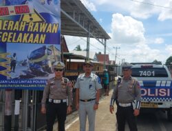 “Peduli Keselamatan”, Satlantas Polres Wajo Dan Jasa Raharja Pasang Spanduk Di Titik Rawan Kecelakaan