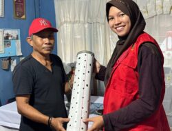 Vina Apriani, Mahasiswi KKN Tematik Unhas, Aplikasikan Alat Resapan Biopori Tepat Guna Di Desa Saotengnga