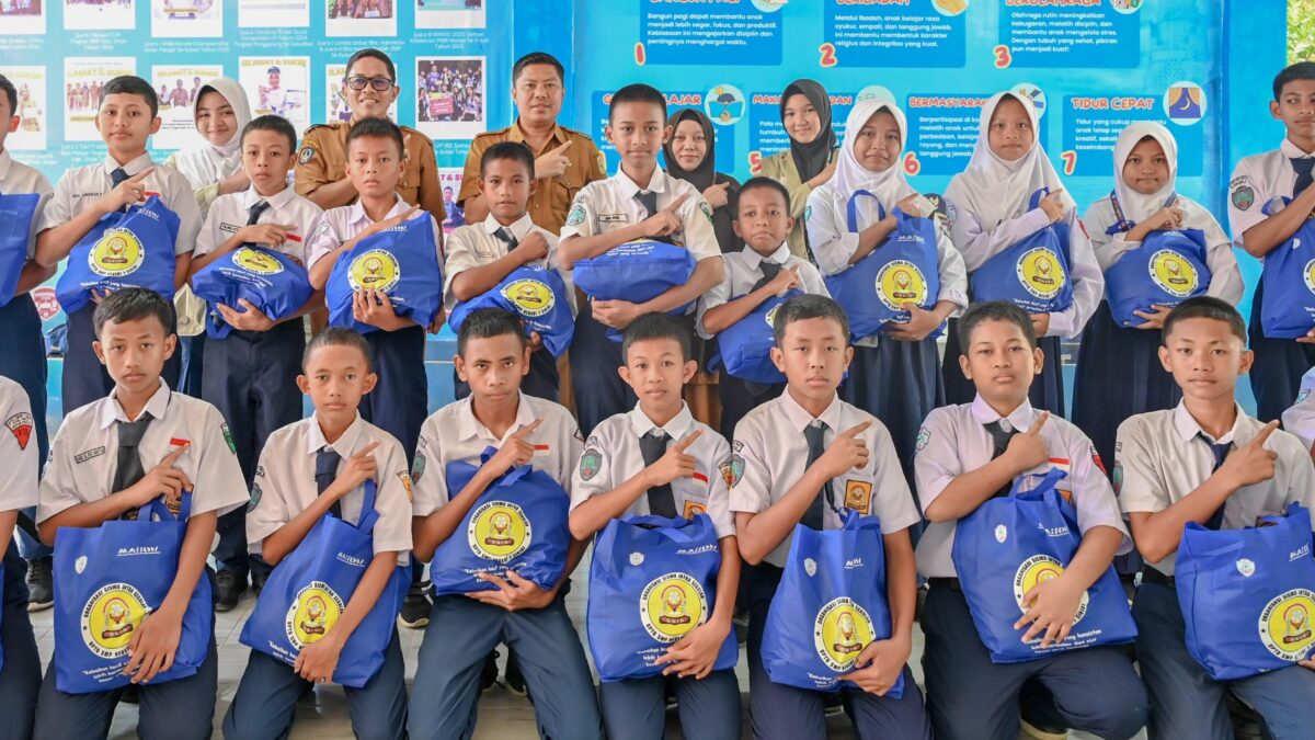 Melalui Program “Osis Care”, Kadisdik Sinjai Serahkan Bantuan Paket Sembako Kepada Siswa Kurang Mampu Di UPTD SMPN 1 Sinjai