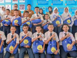 Melalui Program “Osis Care”, Kadisdik Sinjai Serahkan Bantuan Paket Sembako Kepada Siswa Kurang Mampu Di UPTD SMPN 1 Sinjai