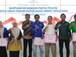 Bupati Sinjai Serahkan Bantuan Keuangan Kepada Parpol Senilai Rp660.200.100.