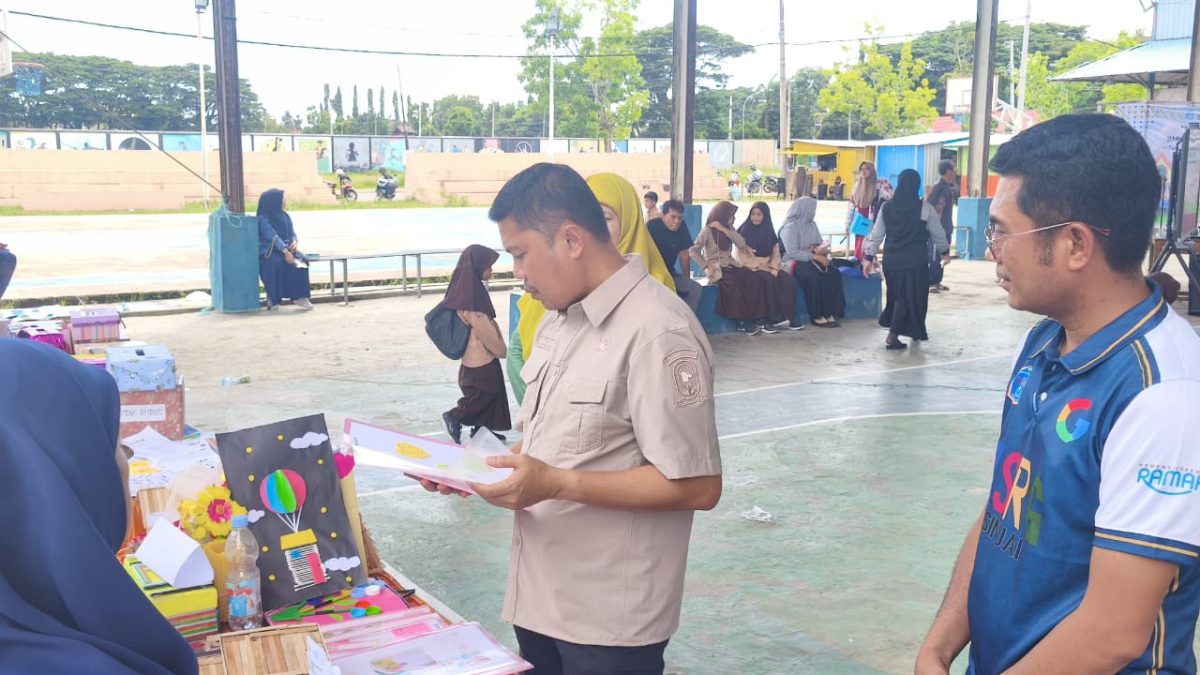 Kepala Dinas Pendidikan Kabupaten Sinjai, Irwan Suaib, secara resmi membuka kegiatan Talk Show Anti Bullying, Gelar Karya Kokurikuler, dan “T-Sport” Lapangan Perkembangan Siswa Kelas Bilingual yang digelar oleh SD Negeri 103 Bontompare, Sabtu (13/12/2025).