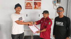Nurzaman Razaq, menyerahkan Surat Keputusan (SK) dari pengurus SMSI Sulawesi Selatan kepada jajaran pengurus SMSI Sinjai.