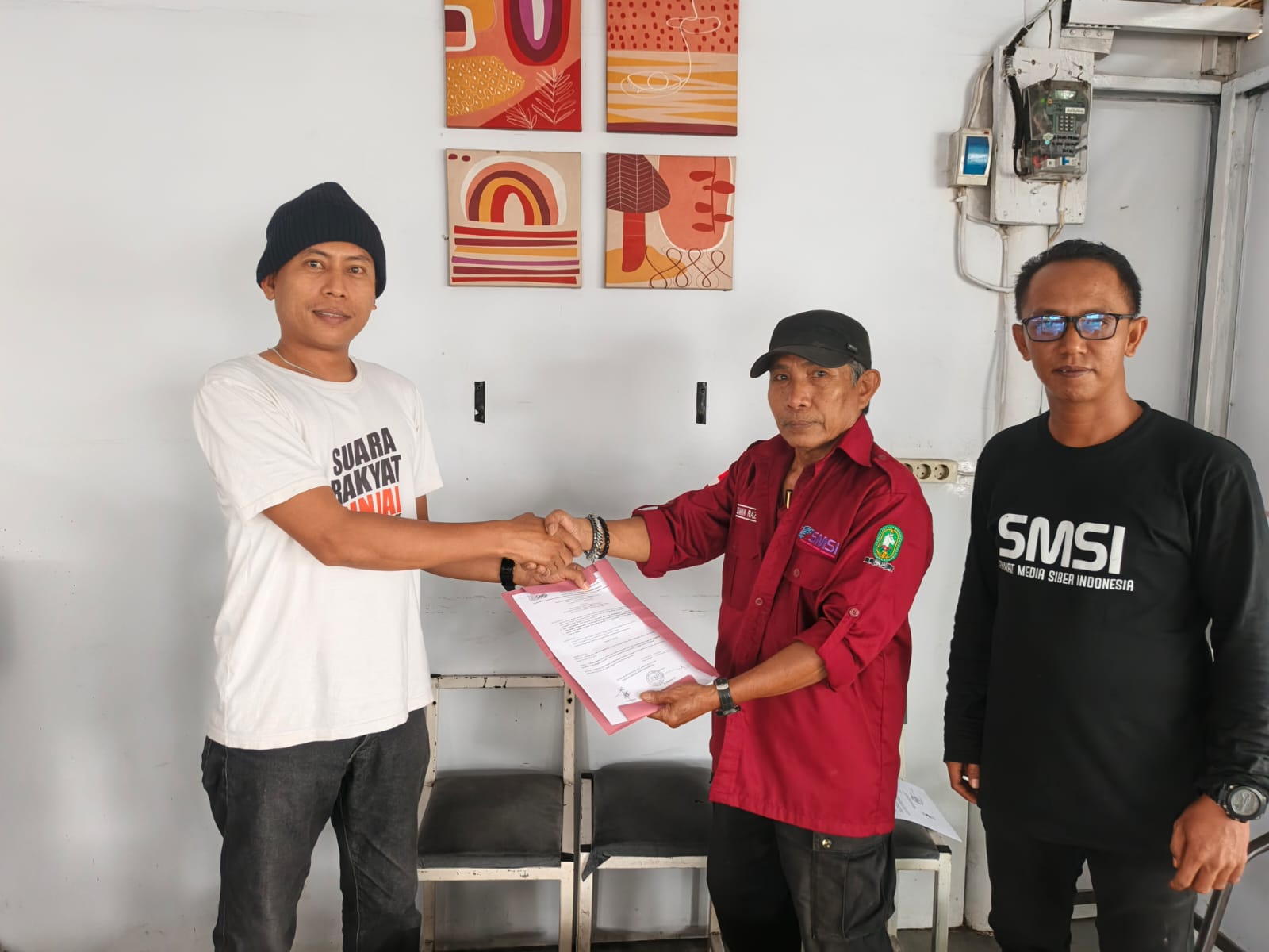 Nurzaman Razaq, menyerahkan Surat Keputusan (SK) dari pengurus SMSI Sulawesi Selatan kepada jajaran pengurus SMSI Sinjai.