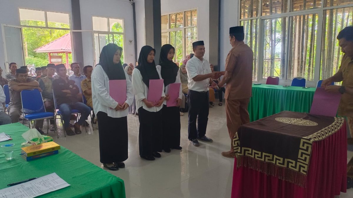 Kepala Desa Kompang Lantik Perangkat Desanya