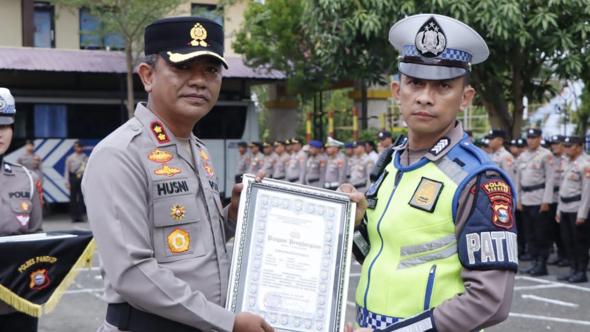Amankan Pengguna Sabu, Dua Personil Satlantas Polres Pangkep Diganjar Penghargaan