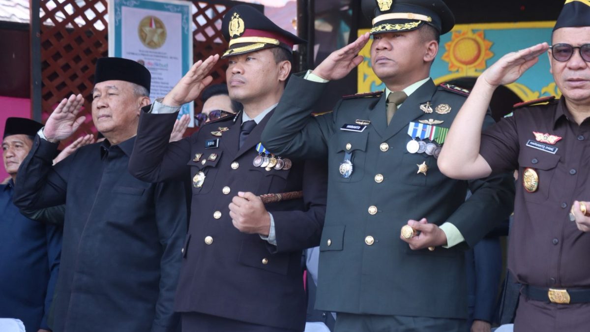 Kapolres Wajo Hadiri Upacara Hardiknas 2026, Tekankan Pendidikan Berkualitas
