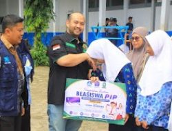 Achmad fauzan Serahkan Bantuan PIP Untuk Siswa Di UPTD SMP Negeri 20 Sinjai