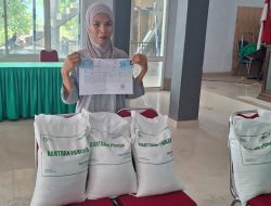 Pemdes Kompang Salurkan Bantuan Pangan Beras Kepada 249 KPM. Langkah Cegah Dampak Negatif Fuktuasi Harga Pangan