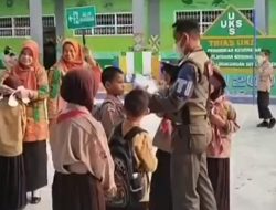 Kabut Asap Selimuti Sengkang, Satpol PP & Damkar Wajo Antusias Bagikan Masker ke Anak Sekolah